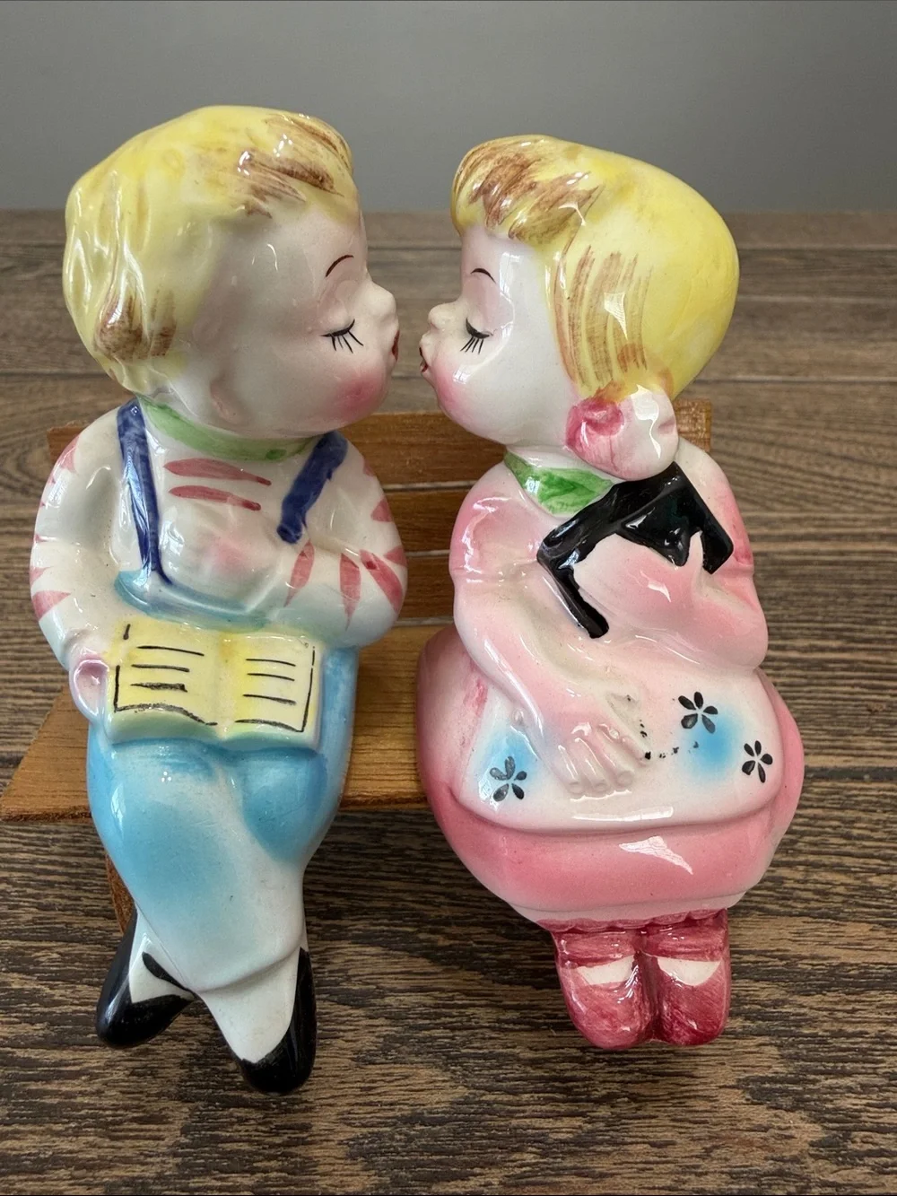 Mid-Century 3-Piece Salt Pepper Shakers Girl Boy Kissing Japan Vtg Shelf Sitters